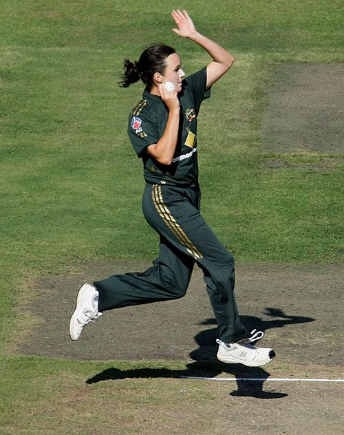 Kirsten Pike runs in to bowl