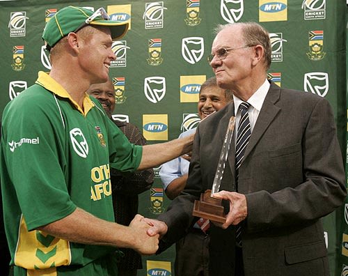 Shaun Pollock receives a memento from his father Peter