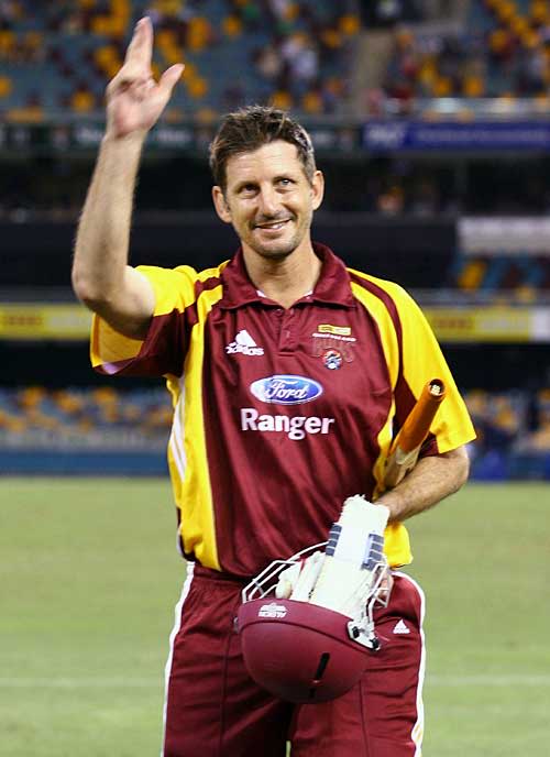Michael Kasprowicz waves goodbye after his final innings