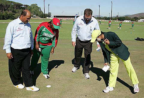 Zimbabwe captain Julie Chibhabha and Pakistan captain Urooj Mumtaz at the toss