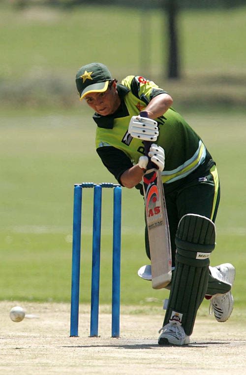 Sajjida Shah pushes the ball through the off side
