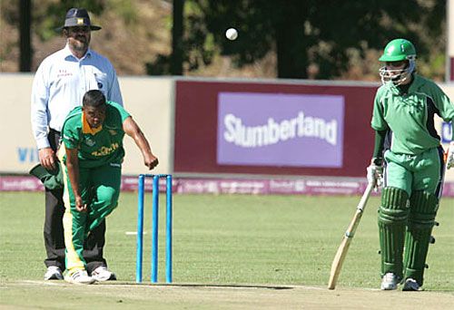 Ashlyn Kilowan bowls as Caitriona Beggs looks on