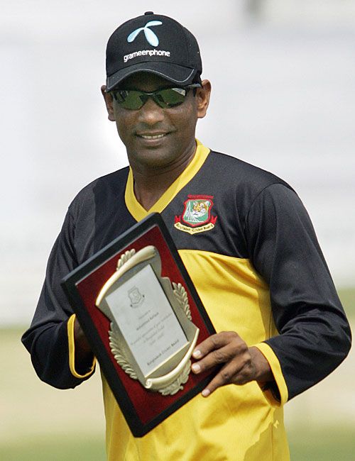 Playing in his final Test, Mohammad Rafique got a special memento for his 100 wickets