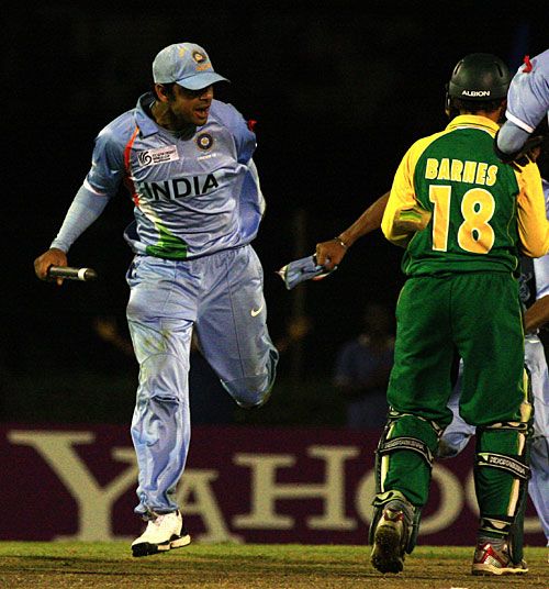 Virat Kohli gives Bradley Barnes a verbal send-off