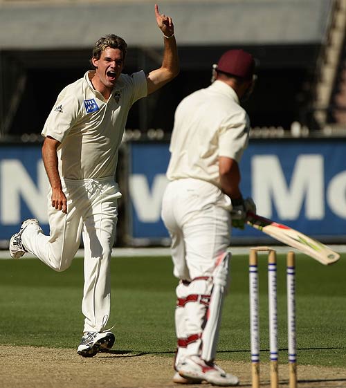 Clint McKay bowls Aaron Nye on his way to a three-wicket haul