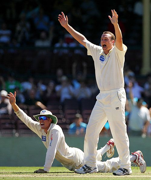 Stuart Clark and Dominic Thornely appeal for a run-out against Nick Jewell