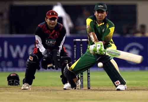 Hasan Raza brings out the reverse sweep during his 48