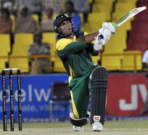 Humayun Farhat smashes one of his four sixes