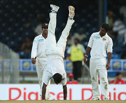 My new run-up: Ishara Amerasinghe does hand-stands