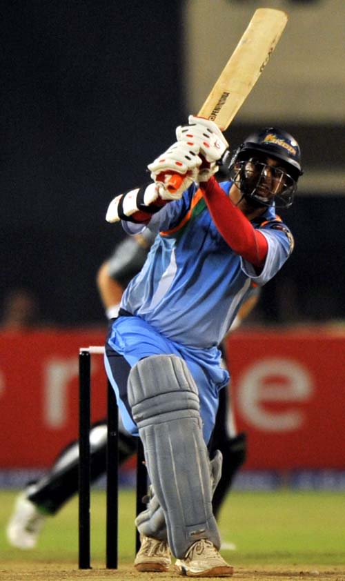 Rohan Gavskar plays a lofted shot