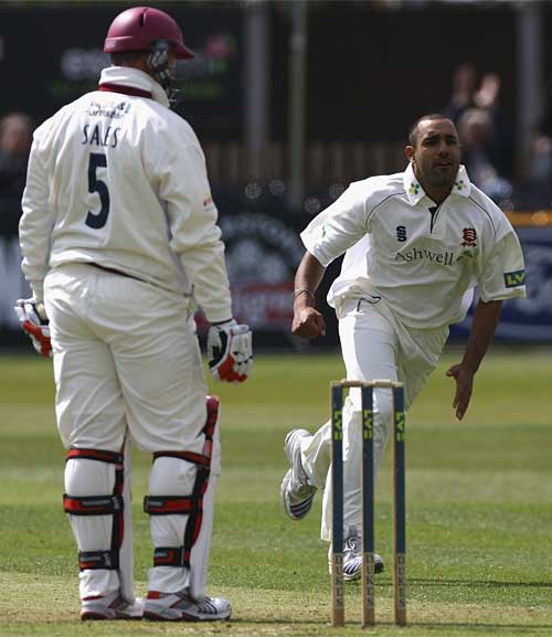 Ravi Bopara has David Sales trapped lbw