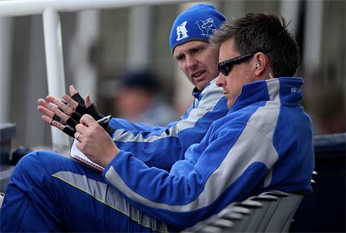 Ashley Giles and Darren Maddy wrap up against the cold