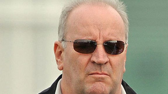 Hair blames politics for Oval row