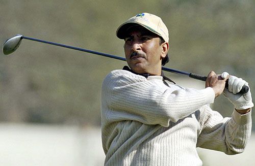 Saleem Malik plays golf at a charity event