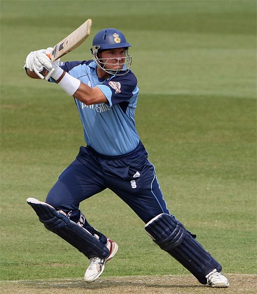 Steve Stubbings carried his bat for 95