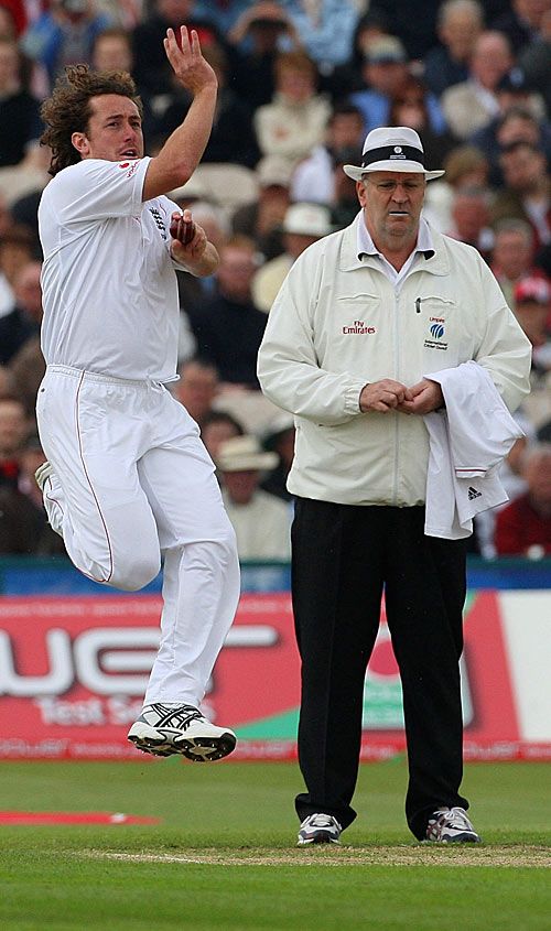 Ryan Sidebottom flies into bowl past Darrell Hair