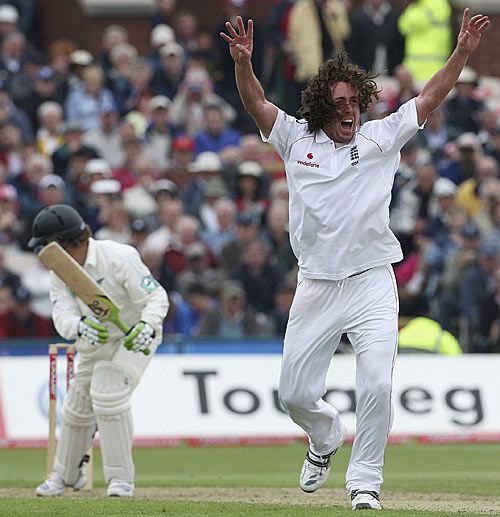 Ryan Sidebottom traps James Marshall leg-before
