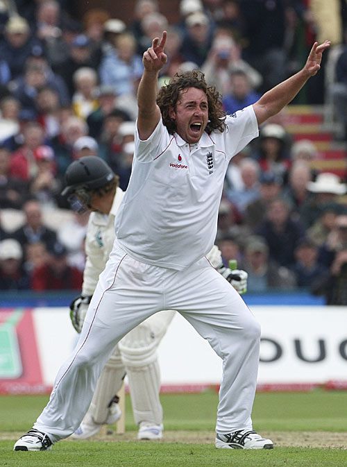 Ryan Sidebottom roars a successful appeal against James Marshall