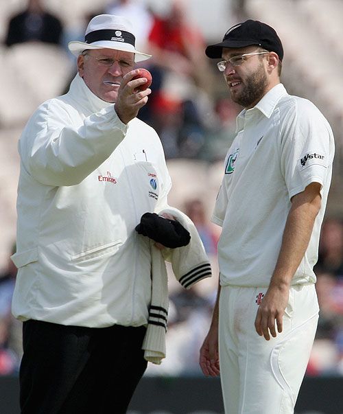 Darrell Hair and Daniel Vettori inspect the ball