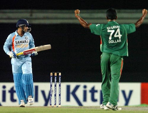 Dolar Mahmud rejoices after dismissing Virender Sehwag
