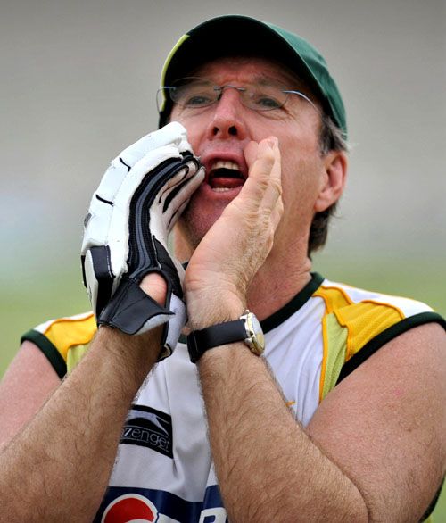 Geoff Lawson, the Pakistan coach, makes himself heard