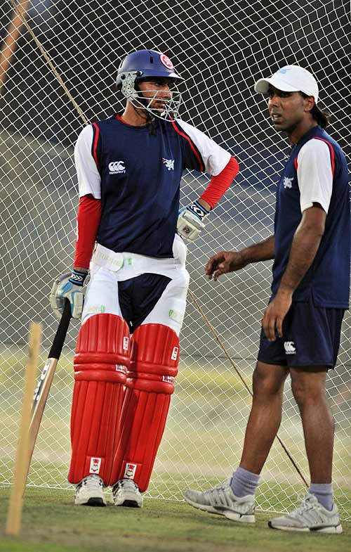 Aftab Habib, Hong Kong's coach, talks with captain Tabarak Dar