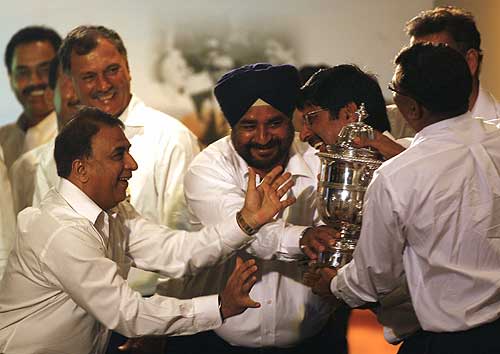 Sunil Gavaskar, Kris Srikkanth and others mess about at a felicitation ceremony