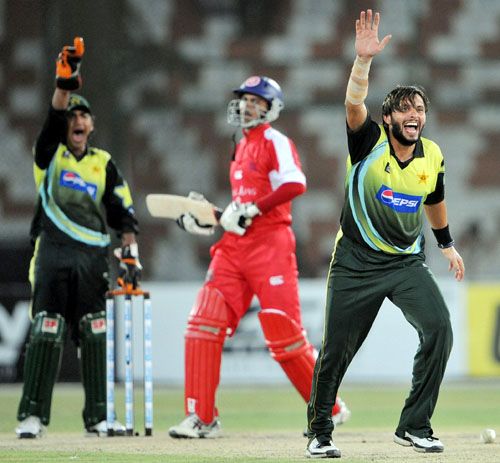 Shahid Afridi and Sarfraz Ahmed make a confident appeal
