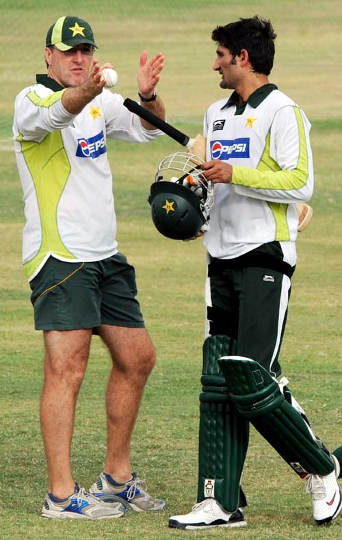 Geoff Lawson gives a few directions to Sohail Tanvir