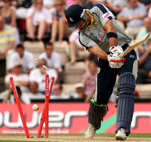Graham Napier rearranges Justin Kemp's stumps