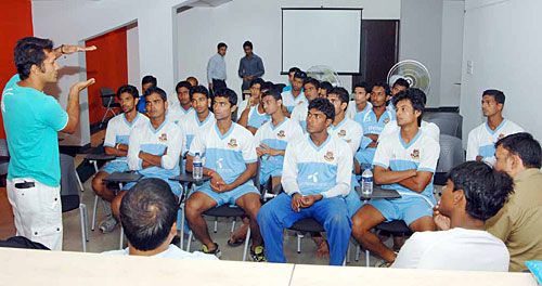 Khaled Masud holds a discussion with Bangladesh's Academy players