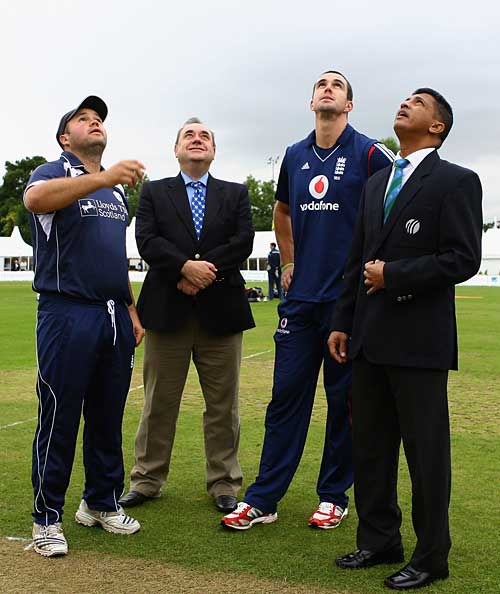 Kevin Pietersen and Ryan Watson at the toss with Scotland's first minister Alex Salmond