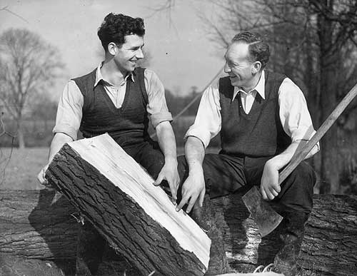 Alan Moss splitting willow wood with Stuart Surridge