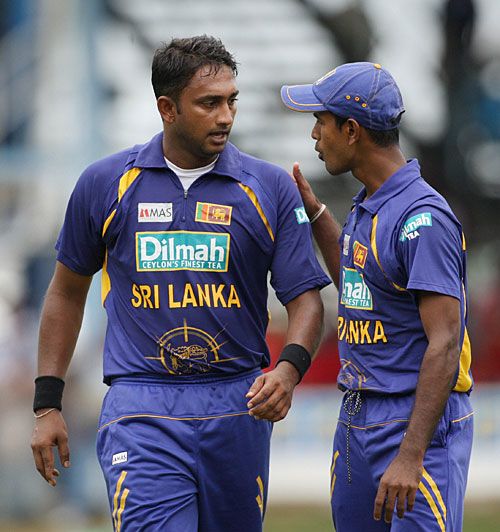 Nuwan Kulasekara gives some advice to Kaushalya Weeraratne