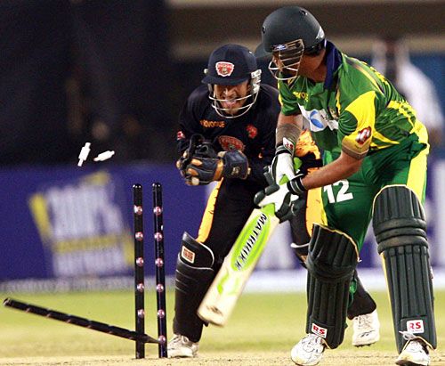 Deep Dasgupta stumps Imran Farhat off Upul Chandana