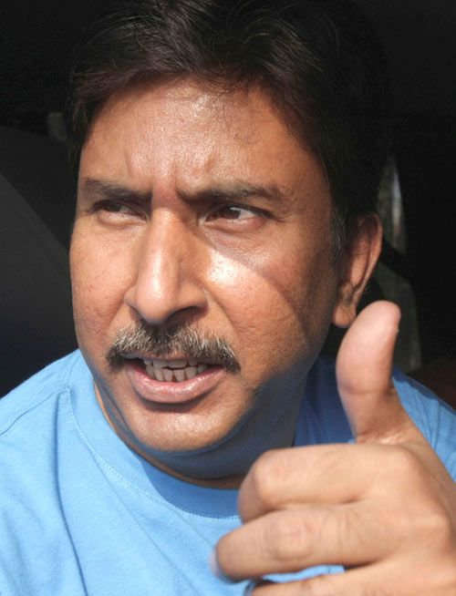 Saleem Malik gives the thumbs up as he leaves court