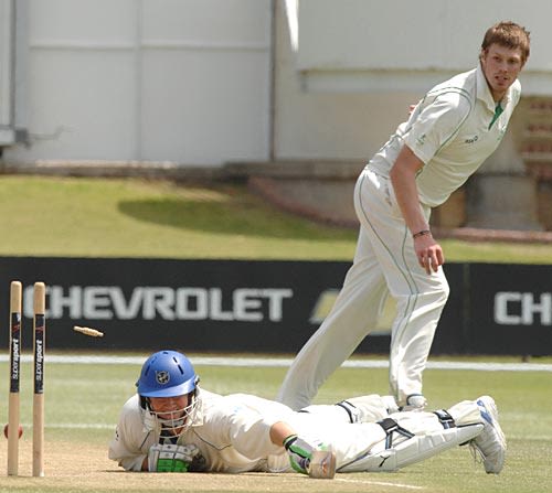 Jan-Berrie Burger dives to make his ground