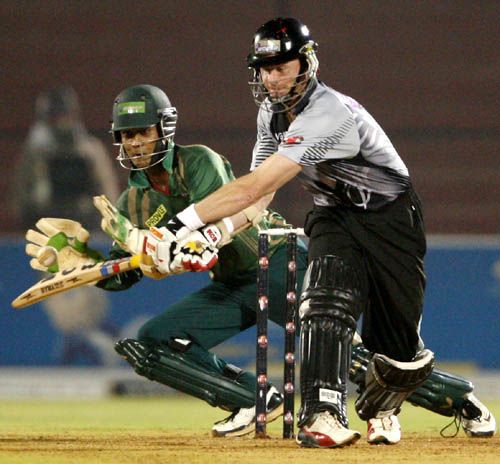 Lance Klusener attempts the sweep