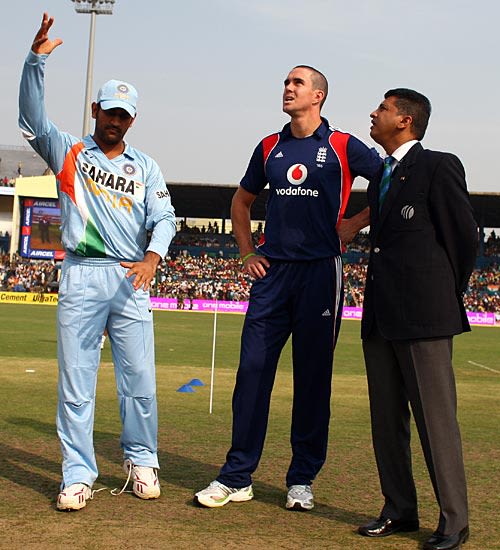 Mahendra Singh Dhoni and Kevin Pietersen at the toss with Roshan Mahanama