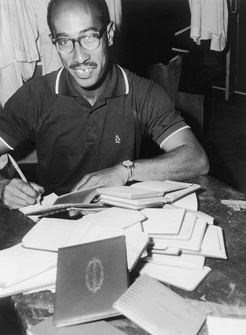 Alf Valentine signs autographs