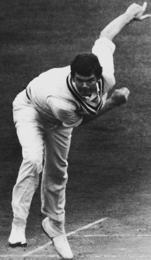 Bob Cottam bowls against Surrey
