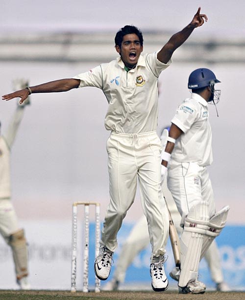 Mahbubul Alam appeals successfully for an lbw against Malinda Warnapura