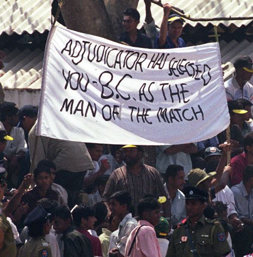 Sri Lankan supporters protest against BC Cooray's umpiring