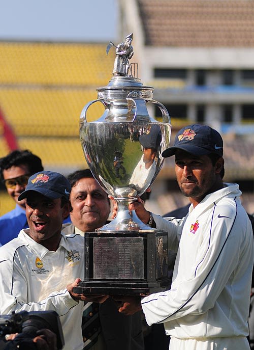 Wasim Jaffer and Vinayak Samant pose with the Ranji Trophy