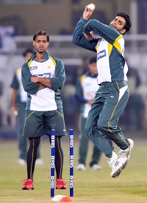 Iftikhar Anjum sweats it out at the nets as Shoaib Akhtar watches