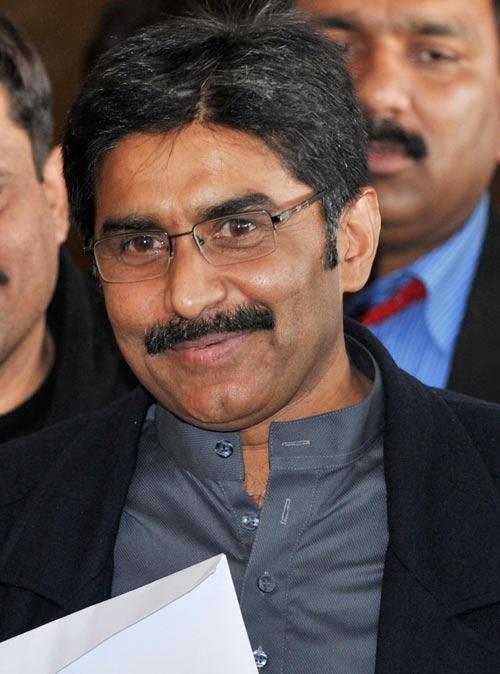 Javed Miandad adresses the media after stepping down as director-general of the PCB