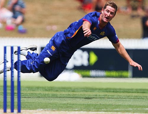 Warren McSkimming throws at the stumps