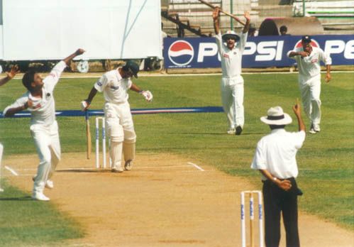 Saeed Anwar is out, says VK Ramaswamy. India v Pakistan, Test 1, Day 1, 28 January 1999