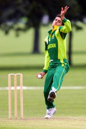 Arsalan delivers a ball. ICC Under-19 World Cup Warmup: Pakistan Under-19 v Zimbabwe Under-19 at Christchurch, 16 Jan 2002.