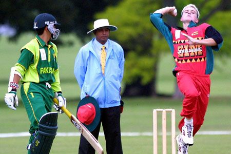 Nicolle delivers a ball. ICC Under-19 World Cup Warmup: Pakistan Under-19 v Zimbabwe Under-19 at Christchurch, 16 Jan 2002.